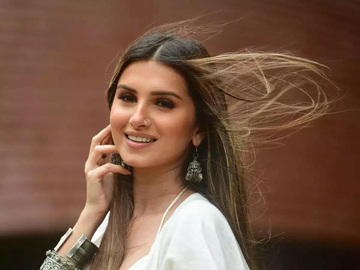तारा सुतारिया का नाम अभिनय और गायकी में 