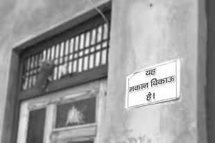 पूर्वी दिल्ली में मस्जिद निर्माण का विरोध हिंदू परिवारों ने घरों के बाहर लगाए मकान बिकाऊ के पोस्टर