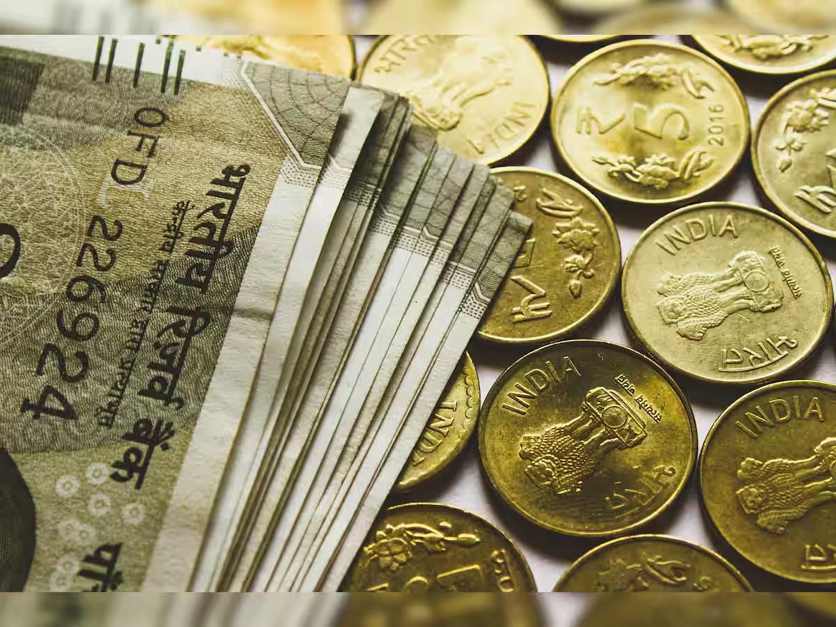 रुपया आठ पैसे गिरकर 87.40 पर खुला