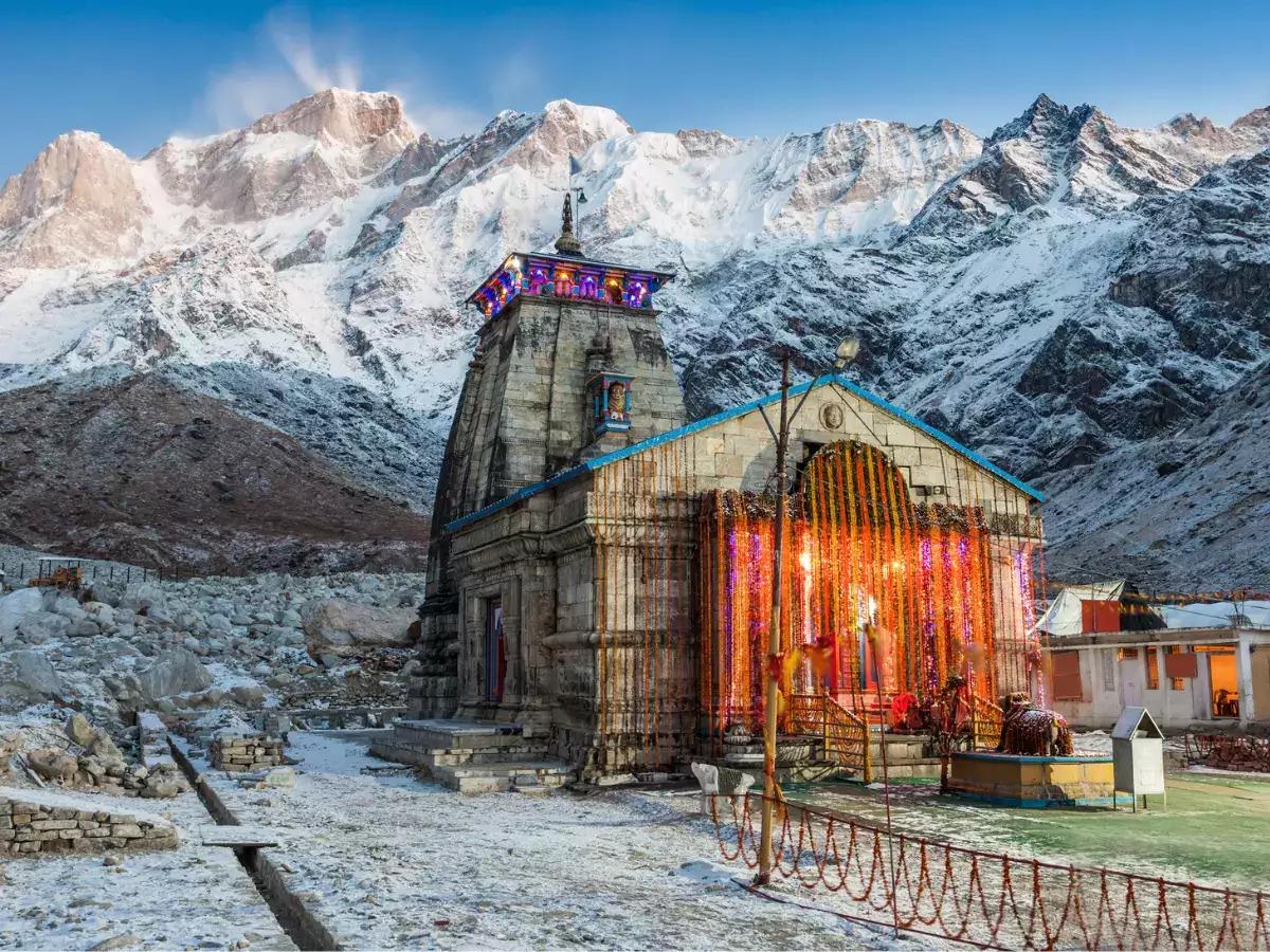 केदारनाथ में बर्फबारी से रास्तो में जमी पांच फीट बर्फ, लोगों को आवाजाही में परेशानी