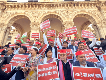 यूपी विधानमंडल बजट सत्र: सपा का प्रदर्शन, भाजपा सरकार के खिलाफ नारेबाजी