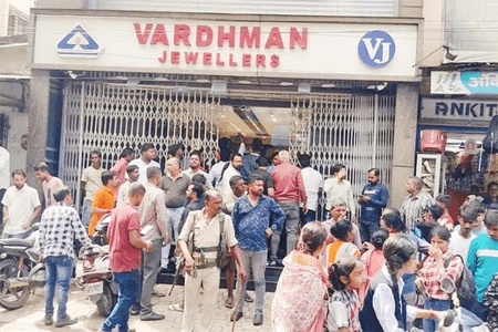 जमशेदपुर में दिनदहाड़े ज्वेलरी शॉप में लूट, दुकान मालिक को पीटकर घायल किया