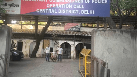 नई दिल्ली रेलवे स्टेशन पर पुलिस ने झपटमार को पकड़ा, चोरी का आईफोन बरामद