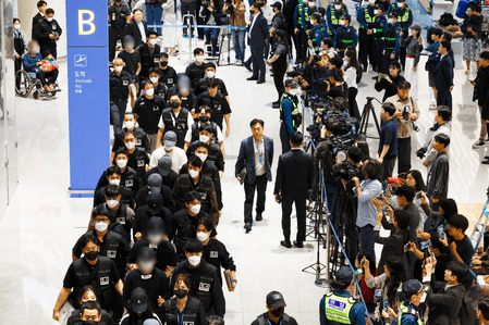 दक्षिण कोरिया: कंबोडिया से वापस लाए गए 59 घोटालेबाज, गिरफ्तार करना चाहती है पुलिस