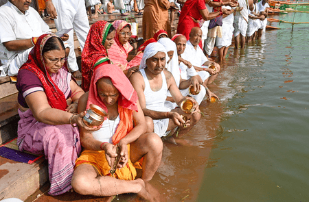 त्रिवेणी की लहरों में पितरों को मिलता है वैकुंठ का मार्ग! जानें प्रयागराज में श्राद्ध कर्म का रहस्य