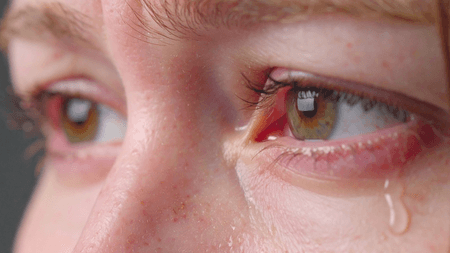 क्या आपकी भी बात-बात पर भर आती हैं आंखें? जानें नेत्र के लिए अच्छा है या बुरा