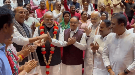 एनडीए बैठक में 'हर हर महादेव' के नारों के बीच पीएम मोदी का भव्य स्वागत, ऑपरेशन सिंदूर की सफलता पर सम्मानित