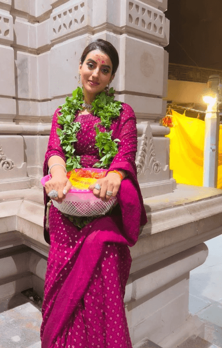 विंध्यवासिनी देवी के दर मिर्जापुर पहुंचीं अक्षरा सिंह, देवी के किए दर्शन