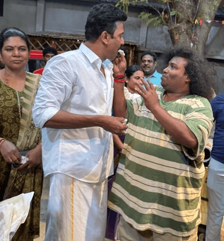 'अरासन' के सेट पर मनाया गया समुथिरकानी का जन्मदिन, अभिनेता को केक खिलाते दिखे योगी बाबू
