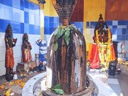 शिवपरिवार के साथ यहां भगवान कुबेर देते हैं दर्शन, आर्थिक परेशानी से जूझ रहे लोगों के लिए वरदान है मंदिर