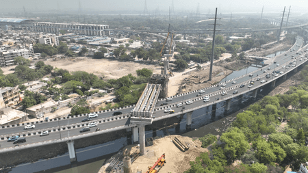 दिल्ली-मेरठ नमो भारत कॉरिडोर : बारापुला फ्लाईओवर के ऊपर 200 टन वजन का स्टील स्पैन स्थापित