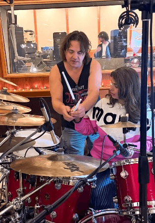 मल्लिका मशहूर ड्रमर डेव मोरेनो से ले रही हैं ड्रम सीखने की खास ट्रेनिंग