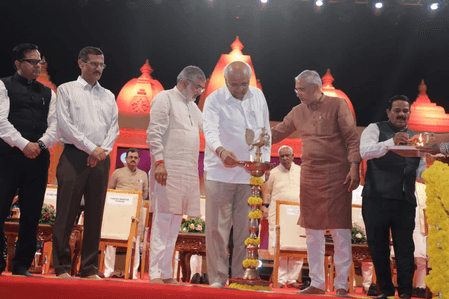 गुजरात : सीएम भूपेंद्र पटेल ने 'वाइब्रेंट नवरात्रि 2025' का किया शुभारंभ, जीएसटी सुधारों से बनेगा बचत उत्सव