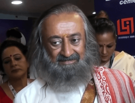 खेल में राजनीति नहीं होनी चाहिए, पाकिस्तान के साथ खेलने का फैसला देश के युवाओं पर : श्री श्री रविशंकर