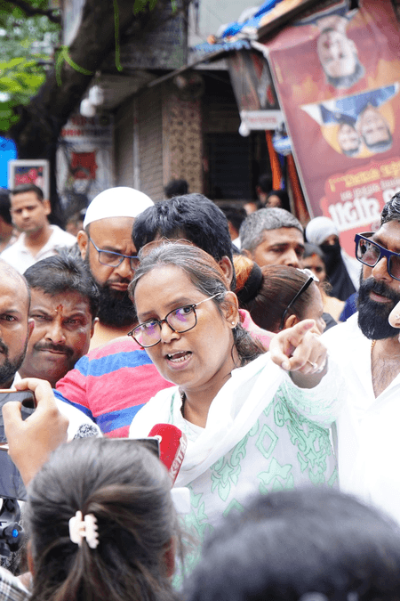 मुंबई में कांग्रेस का प्रदर्शन, पुलिस ने सांसद वर्षा गायकवाड़ और विधायक असलम शेख को हिरासत में लिया