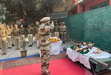 दिल्ली मेट्रो में ड्यूटी के दौरान शहीद हुआ सीआईएसएफ का के9 हीरो ‘राजा’, पूरे सम्मान के साथ दी गई अंतिम विदाई