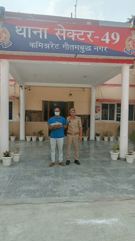नोएडा : फर्जी पुलिस बनकर घूम रहा युवक गिरफ्तार, नेम प्लेट और वर्दी बरामद