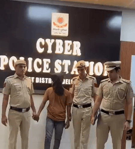 दिल्ली: फर्जी फेसबुक-व्हाट्सएप प्रोफाइल से महिलाओं को ब्लैकमेल करने वाला आरोपी लखनऊ से गिरफ्तार