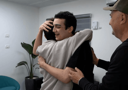 हमास की कैद से रिहा हुए इजरायली-अमेरिकी बंधक एडन अलेक्जेंडर