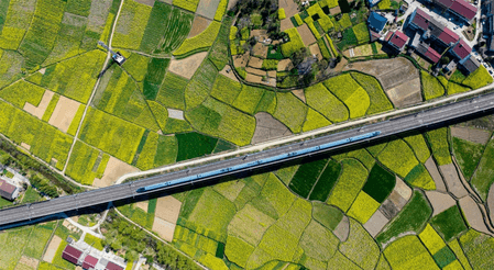 चीन में बड़ी संख्या में यात्रियों ने ट्रेन के जरिए सफर किया