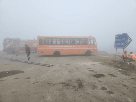 गौतमबुद्धनगर: घने कोहरे में कार नाले में गिरी, युवक की मौत