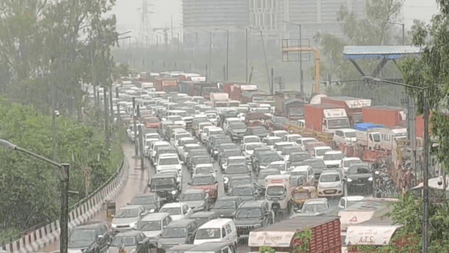 दिल्ली-एनसीआर : भारी बारिश से जनजीवन अस्त-व्यस्त, ट्रैफिक जाम से लोग परेशान