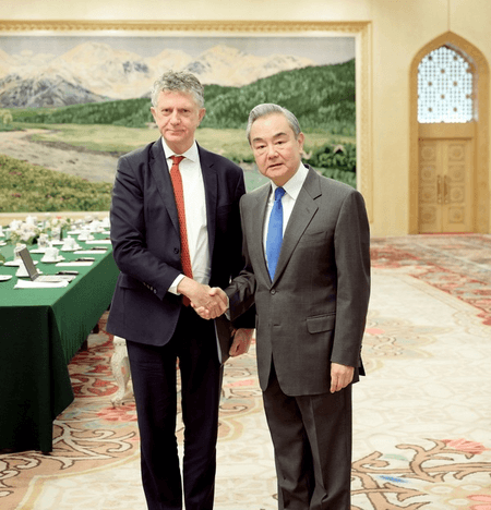 वांग यी ने ब्रिटेन के प्रधानमंत्री के राष्ट्रीय सुरक्षा सलाहकार जोनाथन पॉवेल से मुलाकात की