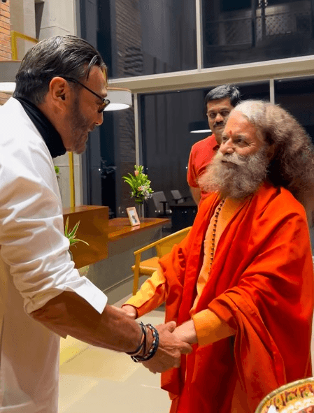 ऋषिकेश के परमार्थ निकेतन पहुंचे अभिनेता जैकी श्रॉफ, स्वामी चिदानंद सरस्वती के पैर छूकर लिया आशीर्वाद