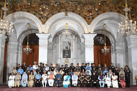 राष्ट्रपति द्रौपदी मुर्मू ने वीर जवानों को कीर्ति और शौर्य चक्र से किया सम्मानित