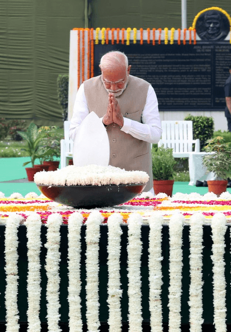 'राष्ट्र की अटूट सेवा के लिए समर्पित थे अटल बिहारी वाजपेयी', पीएम मोदी ने किया याद