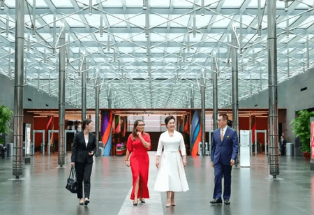 फंग लीयुआन और ब्राजील के राष्ट्रपति की पत्नी ने चीनी राष्ट्रीय प्रदर्शन कला केंद्र का दौरा किया