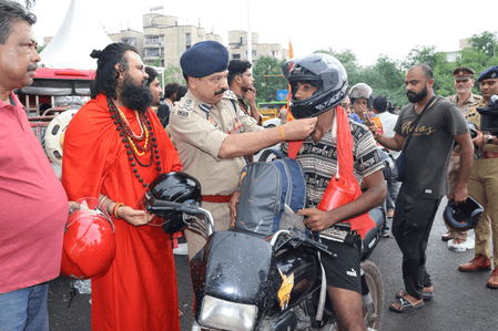 गौतमबुद्धनगर पुलिस ने कांवड़ यात्रा मार्ग का किया निरीक्षण, श्रद्धालुओं को वितरित किए हेलमेट