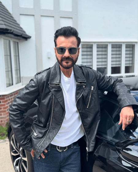 थाईलैंड में संजय-चंकी ने परिवार संग की टुकटुक की सवारी, गुनगुनाया 'आ जा मेरी गाड़ी में बैठ जा'