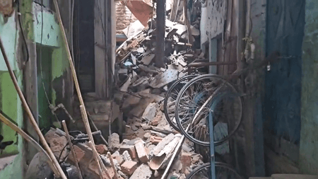 दिल्ली इमारत हादसा: दो लोगों की मौत, कपिल मिश्रा ने पिछली सरकार पर साधा निशाना