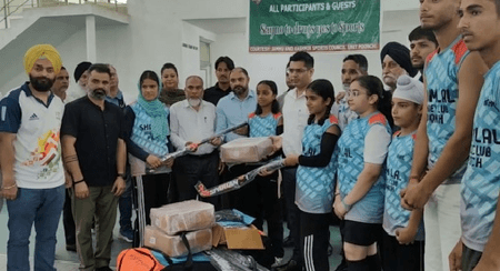 जम्मू-कश्मीर : खेलो इंडिया कार्यक्रम के तहत पुंछ में खिलाड़ियों के बीच खेल सामग्री का वितरण