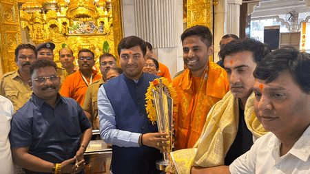 वर्ल्ड कप ट्रॉफी के साथ सिद्धिविनायक मंदिर पहुंचे सूर्यकुमार यादव, बप्पा से लिया आशीर्वाद