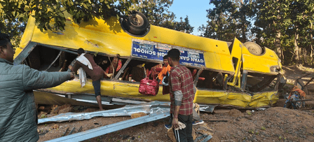 लातेहार: ओरसा घाटी में पलटी बस, 5 की मौत, 50 से ज्यादा लोग घायल