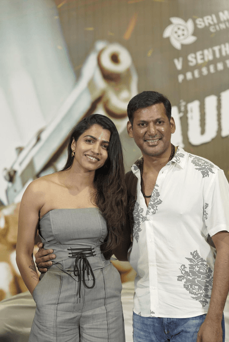 एक्टर विशाल-साई धनशिका ने स्टेज पर किया प्यार का खुलासा, बताई शादी की तारीख