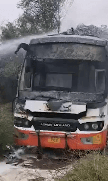 राजस्थान: मजदूरों से भरी बस में करंट दौड़ने के बाद लगी आग, दो की मौत, डिप्टी सीएम प्रेमचंद बैरवा ने दुख जताया