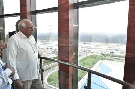 गुजरात के मुख्यमंत्री भूपेंद्र पटेल ने खावड़ा में किया आरई पार्क का दौरा, परियोजना प्रगति की ली जानकारी