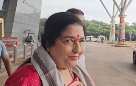 मुंबई से रायपुर पहुंचीं अभिनेत्री अनुराधा पौडवाल और अदा शर्मा, नवरात्रि गरबा महोत्सव में लेंगी हिस्सा