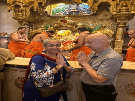 प्ले से पहले गणपति बप्पा को अनुपम खेर ने सुनाई स्क्रिप्ट, मांगा बहुत सारा आशीर्वाद