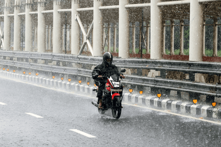 नोएडा में झमाझम बारिश से मौसम सुहाना, उमस भरी गर्मी से मिली राहत