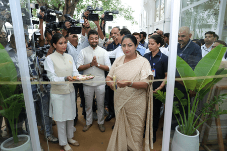 दिल्ली की सीएम रेखा गुप्ता ने महर्षि आयुर्वेदिक हॉस्पिटल में 'सोमा किचन' का उद्घाटन किया