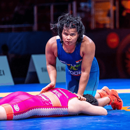 दिव्या काकरान : पिता ने बेचे लंगोट, तंगहाली में गुजरा बचपन, संघर्षों से लड़कर बनीं चैंपियन