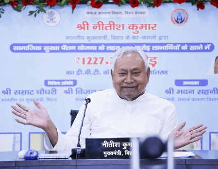 बिहार : भागलपुर में सामाजिक सुरक्षा पेंशन योजना के तहत पेंशनधारियों के खातों में पहुंचे पैसे