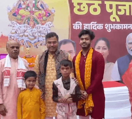 दिल्ली: मंत्री प्रवेश वर्मा ने छठव्रतियों के लिए घर के लोन में बनवा दिया छठ घाट, पत्नी संग अनुष्ठान में हुए शामिल