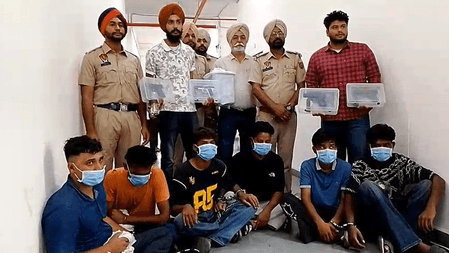 पंजाब : अमृतसर पुलिस की बड़ी कार्रवाई, 10 आरोपी गिरफ्तार, 12 हथियार, 4 किलो हेरोइन बरामद