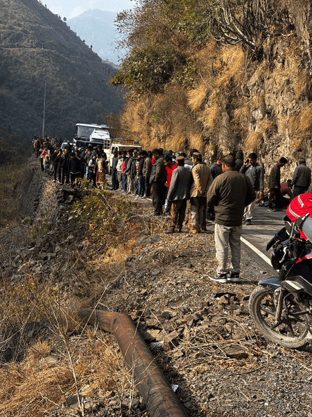 उत्तराखंड : देहरादून में बस खाई में गिरी, तीन लोगों की मौत