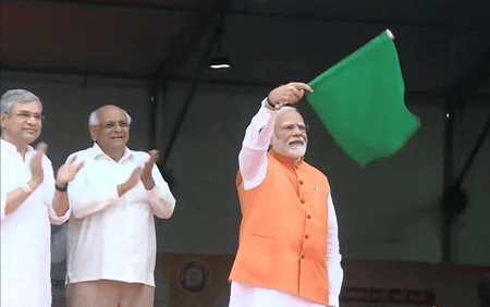 पीएम मोदी ने दिखाई वलसाड-दाहोद ट्रेन को हरी झंडी, केंद्रीय रेल राज्य मंत्री बोले- रेलवे के अन्य प्रोजेक्ट पर चल रहा काम